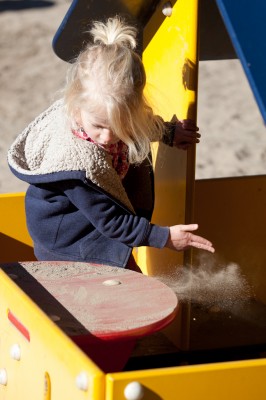 Click to see grains of sand (5DM2 at 4 frames/sec; 1/800s at f/4.5, ISO 100)